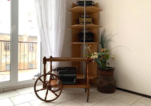 a room with a wooden cart with a computer on it at Penzion Mlýnický Dvůr in Červená Voda