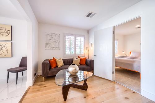 una sala de estar con un sofá y una mesa en Mountain View Oasis Permit# 1630, en Palm Springs