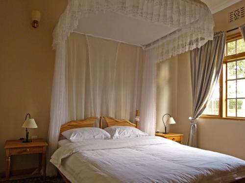 Una cama o camas en una habitación de Milimani Cottages