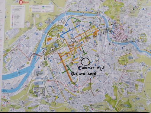une carte d'une ville avec un marqueur sur celle-ci dans l'établissement NANA in Bilbao, à Bilbao