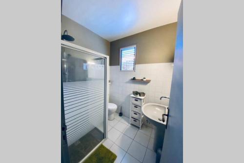 舍爾謝的住宿－LE HAMEAU DE LA VALLÉE，带淋浴、卫生间和盥洗盆的浴室