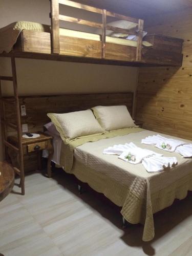 a bedroom with a bunk bed with towels on it at Cabana Frio da Serra in Urubici
