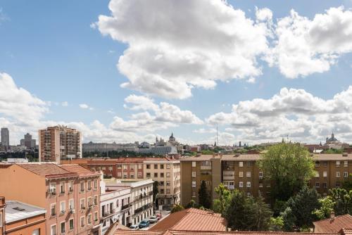 Pemandangan umum bagi Madrid atau pemandangan bandar yang diambil dari apartmen