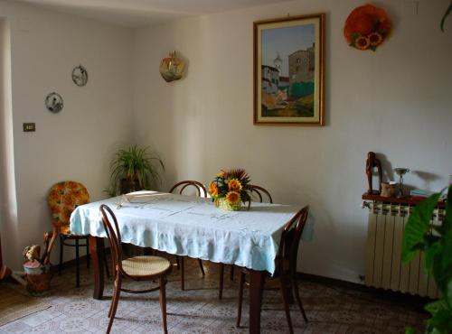ランポレッキオにあるBed and Breakfast Il Girasoleのダイニングルームテーブル(白いテーブルクロス付)