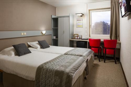 Llit o llits en una habitació de Vivaldi Hotel