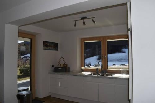 cocina con fregadero y ventana en Sprungschanze Haus, en Murau