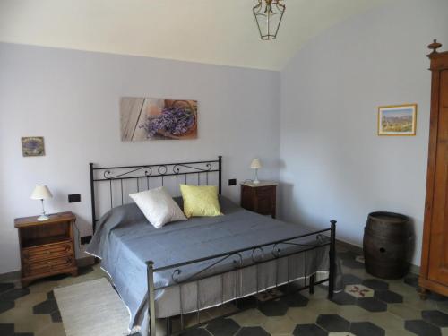 um quarto com uma cama e duas mesas de cabeceira em La Bella Dormiente B&B em Castellamonte