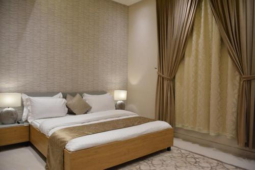Tempat tidur dalam kamar di Alshurfah Loft