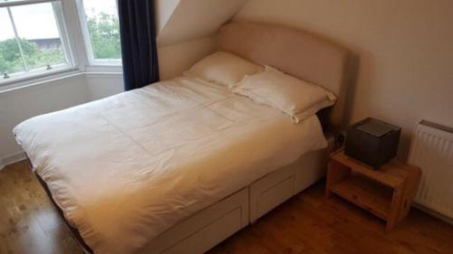 En eller flere senge i et værelse på Beautiful king room in Leith Walk