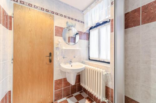 a bathroom with a sink and a mirror at Hotel Perla Jizery in Josefuv dul