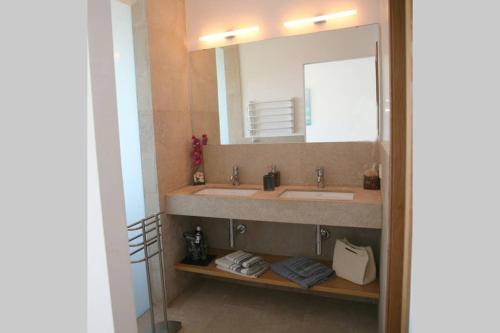 baño con 2 lavabos y espejo grande en Villa Blau de Lluna, en Puerto de Sóller