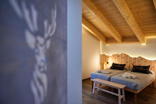 sypialnia z łóżkiem i drewnianym sufitem w obiekcie PiodaHaus B&B w mieście Piedilago