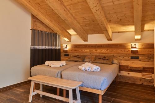 sypialnia z 2 łóżkami i drewnianym sufitem w obiekcie PiodaHaus B&B w mieście Piedilago