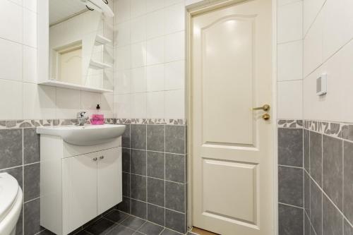 een badkamer met een wastafel, een toilet en een spiegel bij 3 room central apartmend 90m2 parking for one car fifth floor and the building does not have an elevator in Tallinn