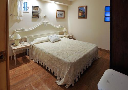 a bedroom with a bed and two tables with lamps at La Seguirilla del Jerte in Casas del Castañar