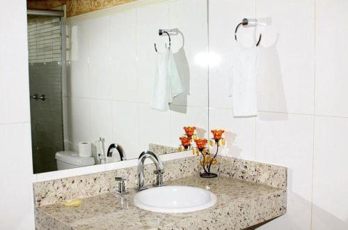 La salle de bains est pourvue d'un lavabo et d'un miroir. dans l'établissement Village Hotel, à Cáceres