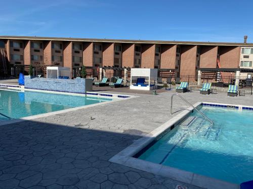 Piscine de l'établissement Best Western Premier Denver East ou située à proximité