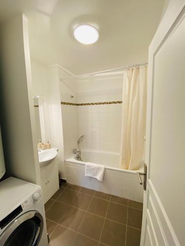 une salle de bain avec une baignoire, des toilettes et un lavabo dans l'établissement La réserve 1 et 2,Maisons de vacances en Baie de Somme, à Saint-Valery-sur-Somme