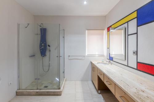 a bathroom with a shower and a sink at Casa Do Colipo in Batalha