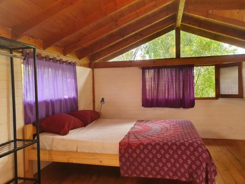 Giường trong phòng chung tại India Cabaña