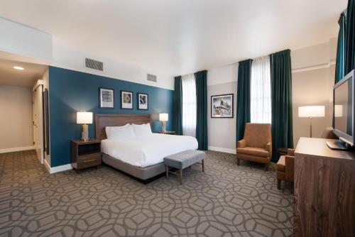 En eller flere senger på et rom på Magnolia Hotel Omaha