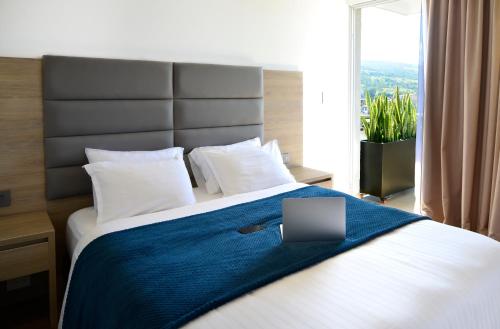 A bed or beds in a room at Turrim Dei Hotel Boutique