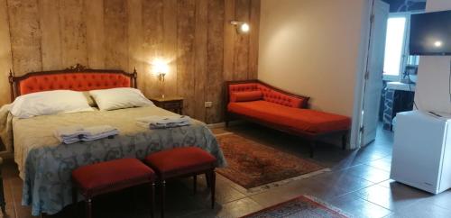 1 dormitorio con 1 cama, 1 sofá y 1 silla en Malva Suite en Salta