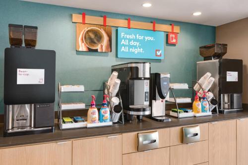a coffee shop with a counter with a coffee machine at avid hotel Nashville South - Smyrna by IHG in Smyrna