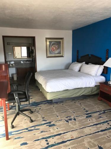 Tempat tidur dalam kamar di Interstate Motel