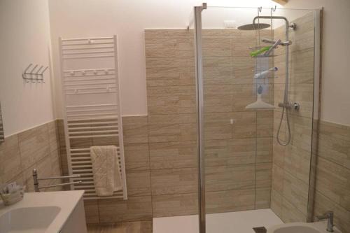 ein Bad mit einer Dusche, einem WC und einem Waschbecken in der Unterkunft La Casetta in Santa Margherita