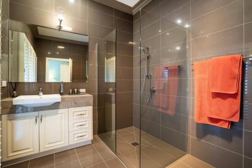 Tonimbuc的住宿－Tallawarra Homestead，带淋浴和盥洗盆的浴室