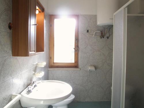 サセッタにあるPeonia 6 paxのバスルーム(洗面台、トイレ付)、窓が備わります。