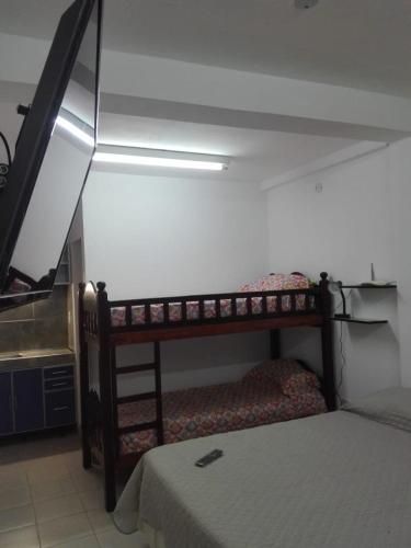 1 dormitorio con 2 literas en una habitación en Apart Jujuy monoambiente en San Salvador de Jujuy