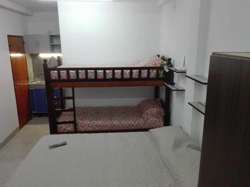 מיטה או מיטות קומותיים בחדר ב-Apart Jujuy monoambiente