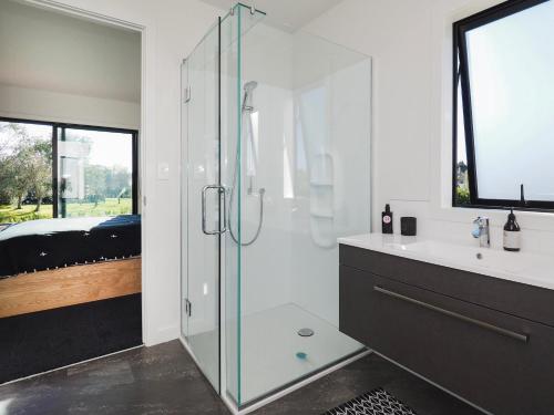 bagno con doccia in vetro e lavandino di Pinot Longbox - Martinborough Holiday Home a Martinborough