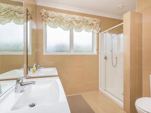bagno con doccia, lavandino e servizi igienici di Matakana Views - Matakana Holiday Home a Matakana