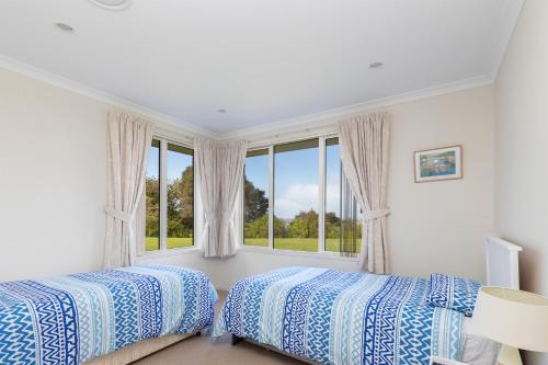 En eller flere senge i et værelse på Matakana Views - Matakana Holiday Home
