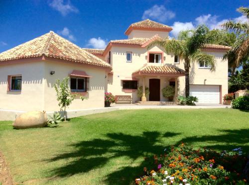 Sitio de CalahondaにあるVilla Monterray, Royal Beach, Calahonda - Beach Front Villaの庭付大家