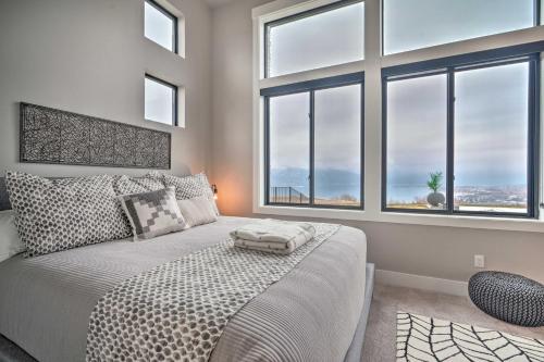 Llit o llits en una habitació de Lavish Lake Chelan Escape with Pool and Panoramic Views