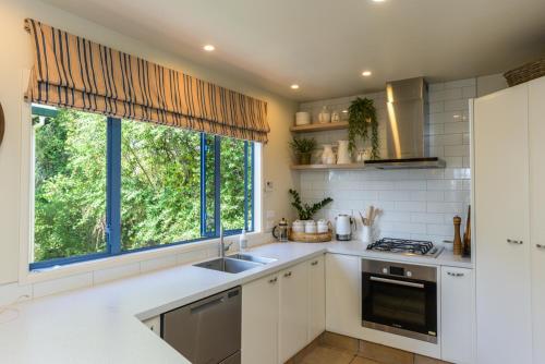 مطبخ أو مطبخ صغير في Ahuriri's Eden - Napier Holiday Home