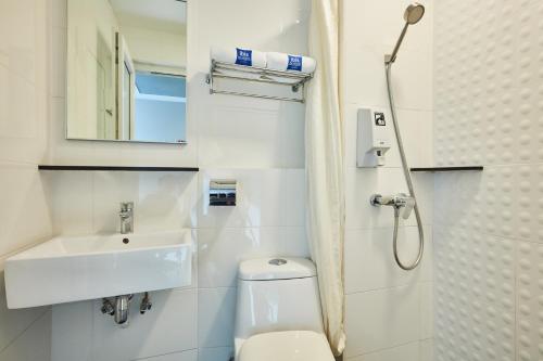 La petite salle de bains est pourvue de toilettes et d'un lavabo. dans l'établissement ibis budget Singapore Ruby, à Singapour