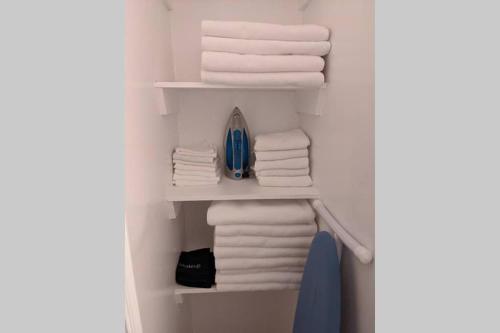 een stel handdoeken op een plank in een badkamer bij President's Residence in Washington