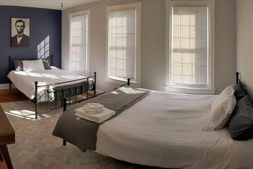 een slaapkamer met twee bedden en twee ramen bij President's Residence in Washington