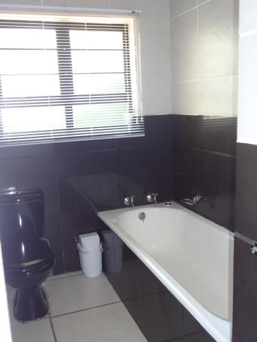 Bilik mandi di CodsView Beach House