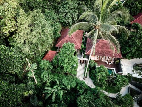 une vue aérienne sur une maison avec un palmier dans l'établissement Ubud Hills Villas & Resort, à Ubud