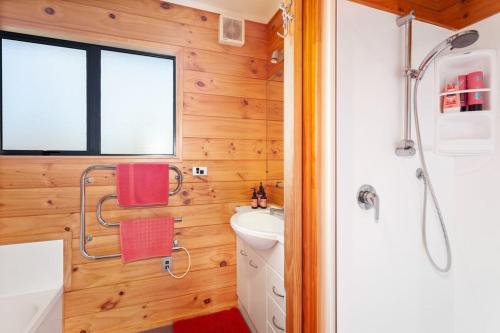 Phòng tắm tại Ohope Sunshine Escape - Ohope Holiday Home