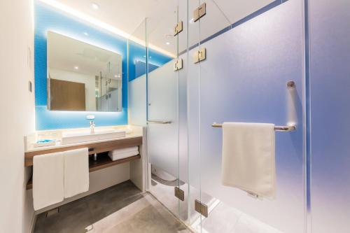 Holiday Inn Express Yichang Riverside, an IHG Hotel tesisinde bir banyo