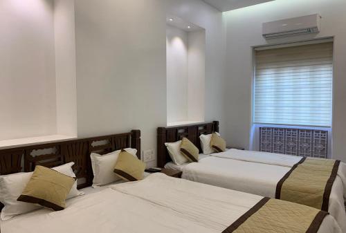 A bed or beds in a room at Carlton Hotel Mumbai - Behind Taj Mahal Palace Colaba Mumbai