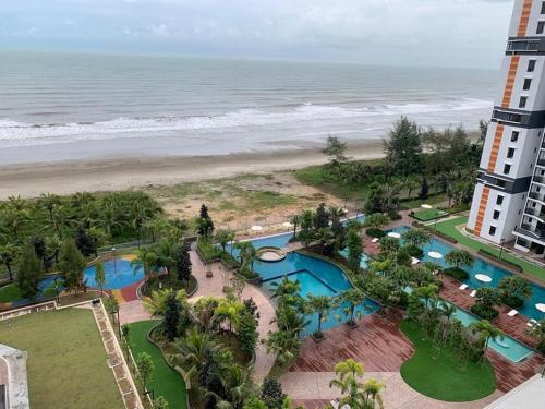 Luftblick auf ein Resort und den Strand in der Unterkunft AK Homes in Kuantan