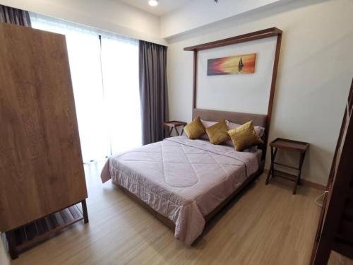ein Schlafzimmer mit einem Bett und einem großen Fenster in der Unterkunft AK Homes in Kuantan